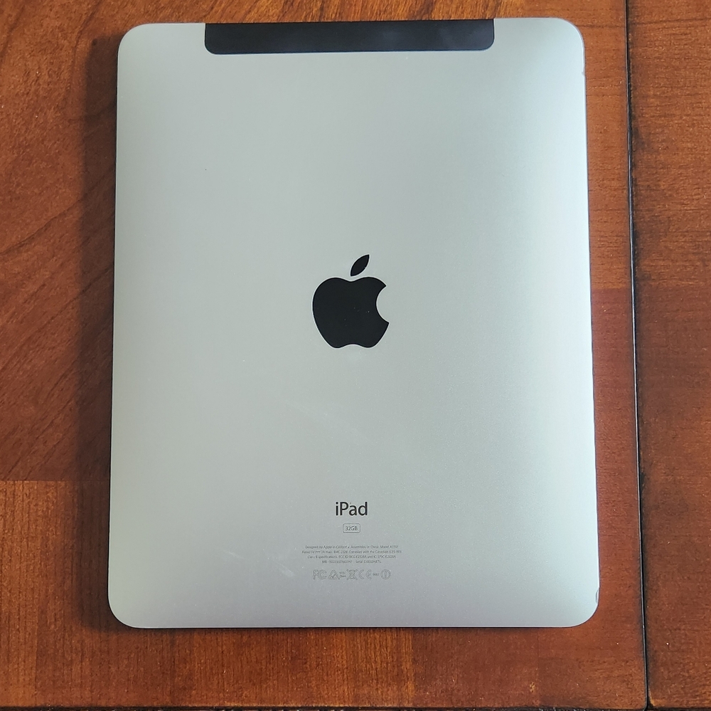 Apple iPad 32GB in Classic Silver For Parts Only